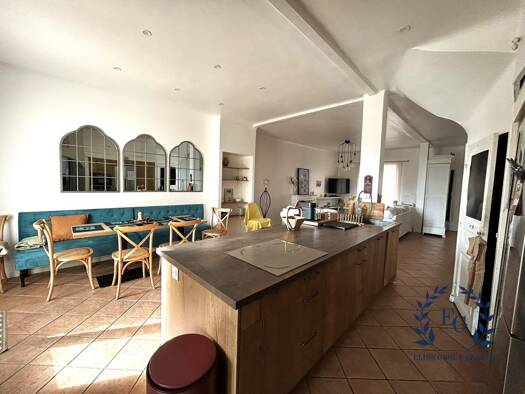 Maison à vendre 650 000 € 7 pièces 6 chambres 173,7 m² 100 m² de terrain Pourrières 83910