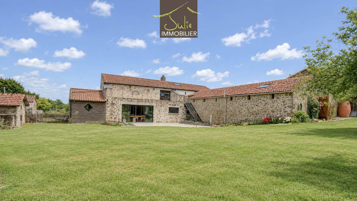 Maison 9 pièces 315 m² · à Bressuire · 315 m² · 498 000 €