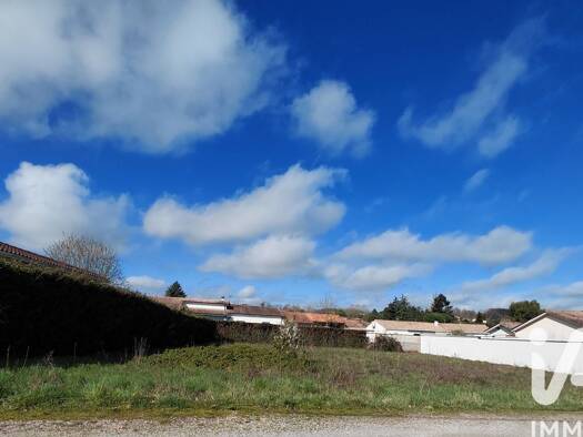 Terrain constructible à vendre 57 500 € 1 028 m² de terrain Trois-Palis 16730