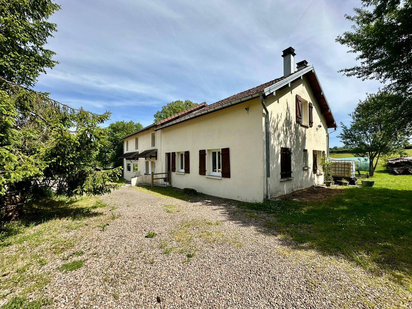 Maison 8 pièces 247 m² · à Genevreuille · 247 m² · 169 000 €