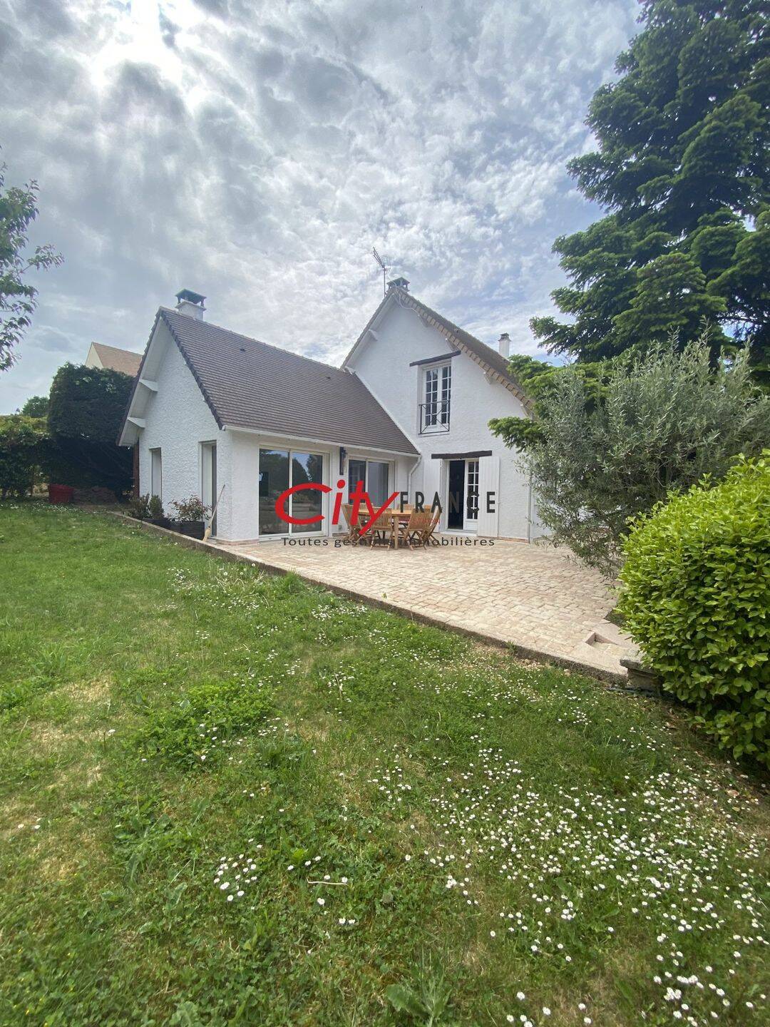 Maison 6 pièces 205 m² · à Orgeval · 204,5 m² · 2 500 €/mois