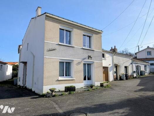 Maison à vendre 311 700 € 6 pièces 3 chambres 246 m² de terrain Basse-Goulaine 44115