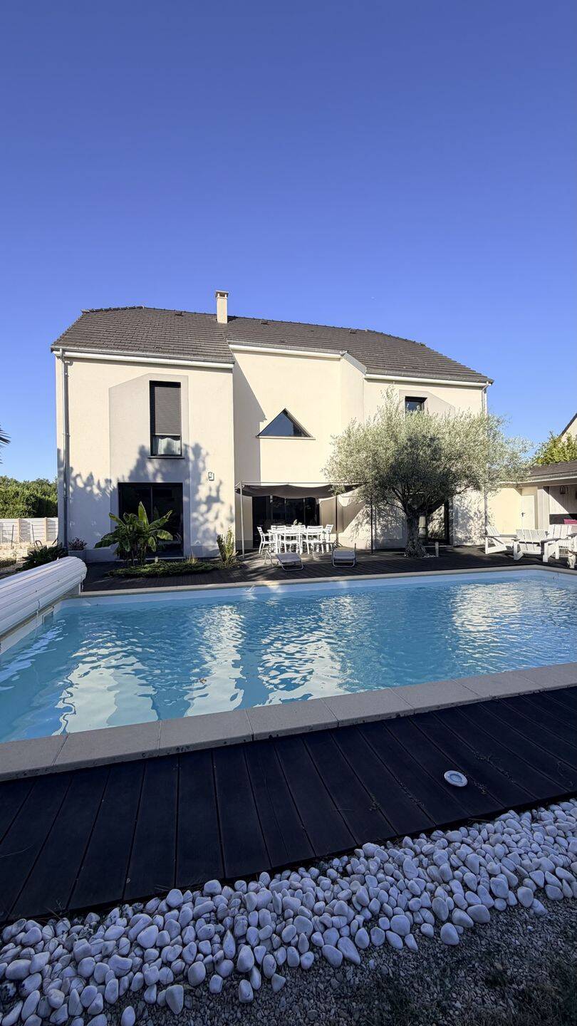 Maison 8 pièces 255 m² · à Saint-Julien-les-Villas · 254,7 m² · 650 000 €