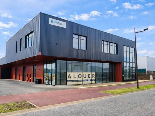 Local d'activités à louer 3 000 € 320 m² d'espace de stockage Houdan 78550