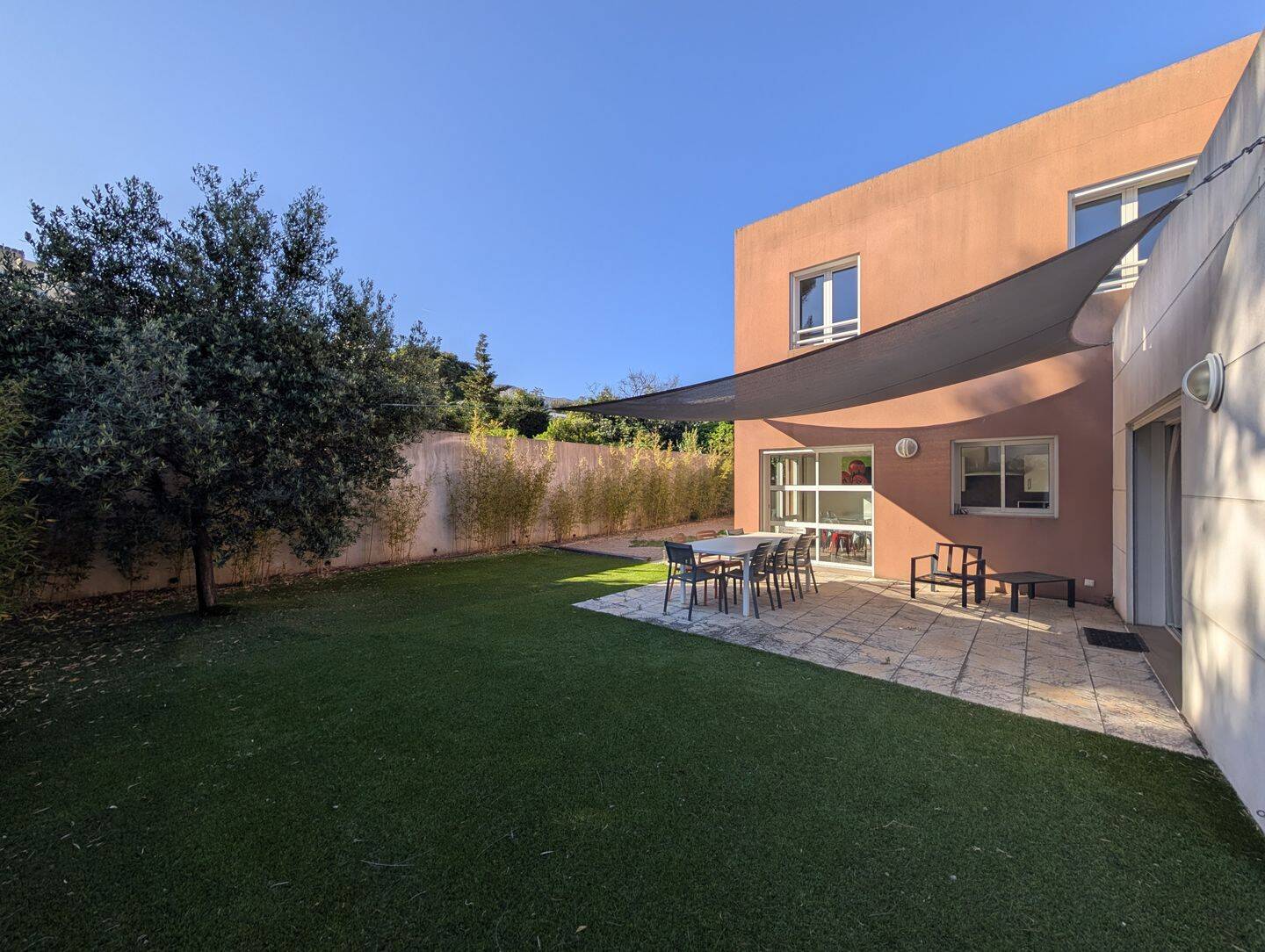 Maison 5 pièces 183 m² · à Marseille 8ème Arrondissement · 183,4 m² · 3 500 €