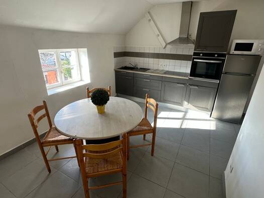 Appartement à louer 570 € 2 pièces 1 chambre 42 m² Étage 2/2 La Chapelle-de-Guinchay 71570