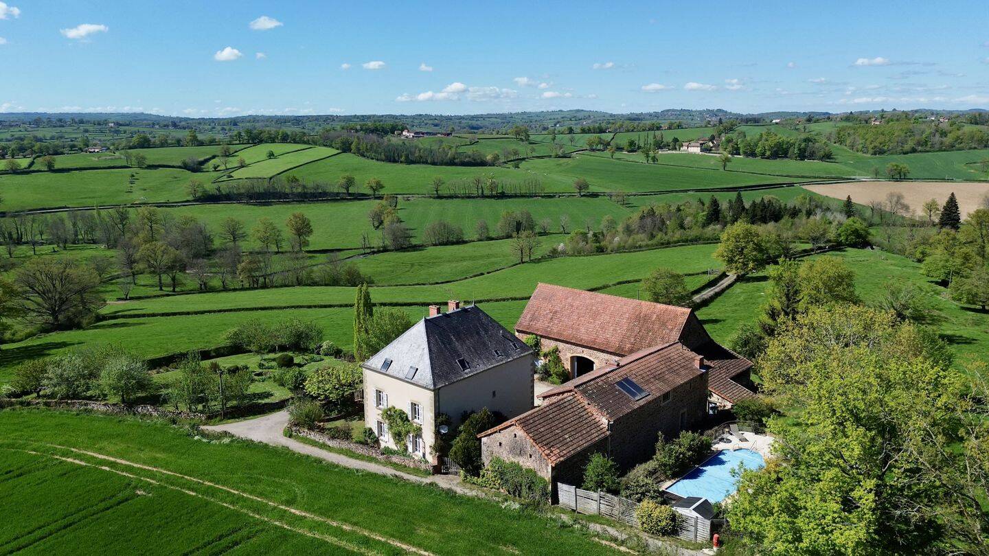 Maison 14 pièces 481 m² · à La Clayette · 481 m² · 950 000 €