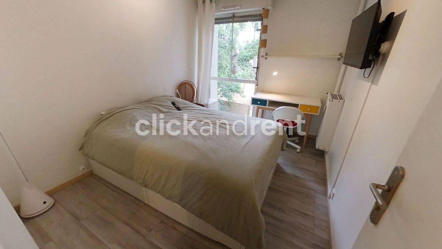 Chambre spacieuse avec TV — 1