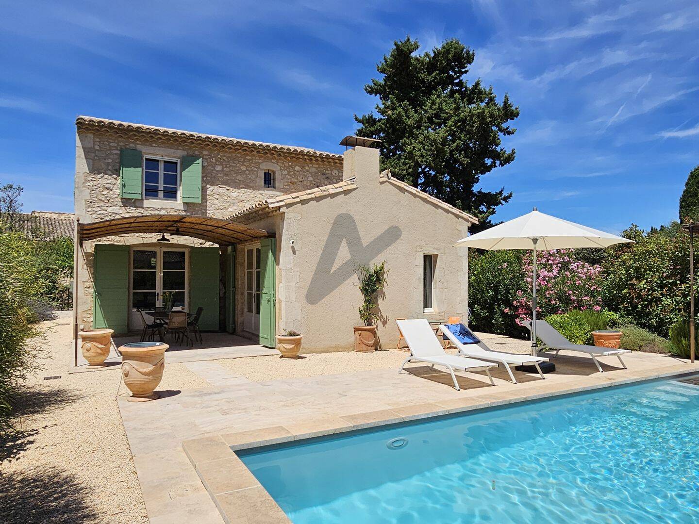 Eygalières - Maison type mas anciens de 140 m² avec jardin et pi