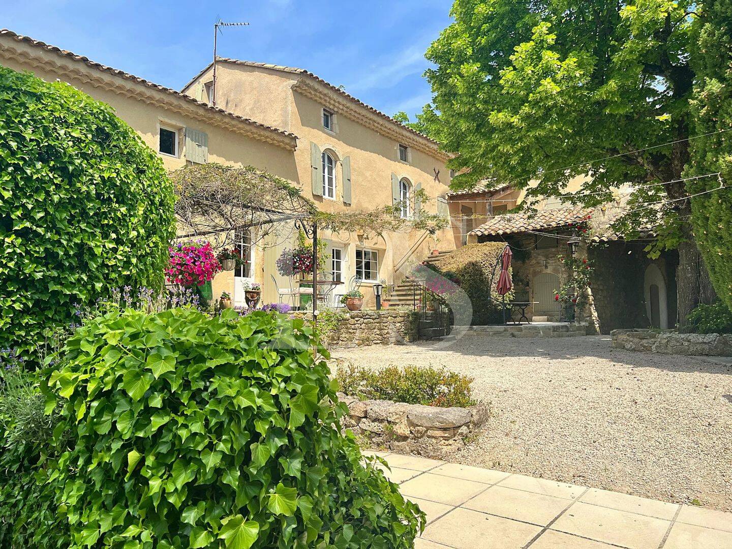 Maison 20 pièces 320 m² · à Réauville · 320 m² · 1 580 000 €