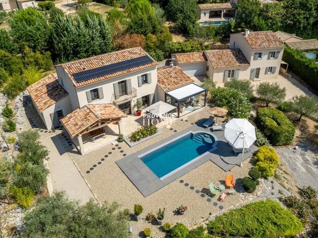 Villa à vendre 1 790 000 € 9 pièces 4 chambres 330 m² 2 000 m² de terrain Saint-Saturnin-lès-Apt 84490