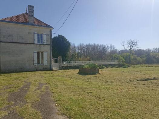 Maison à vendre 219 975 € 4 pièces 3 chambres 135 m² 4 777 m² de terrain Saint-Fort-sur-Gironde 17240