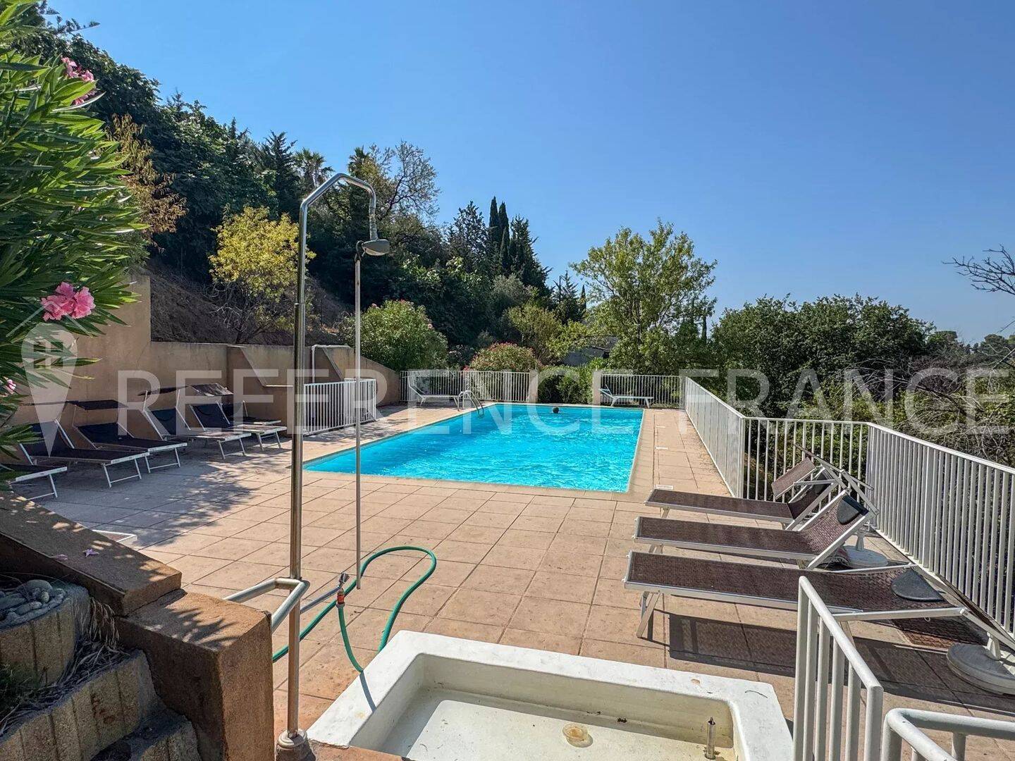 MAISON MITOYENNE. DISPONIBLE MAINTENANT. — 25