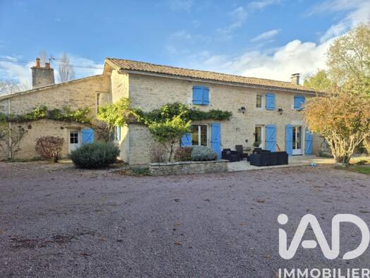 Maison à vendre 330 000 € 8 pièces 3 chambres 257 m² 4 151 m² de terrain Vançais 79120