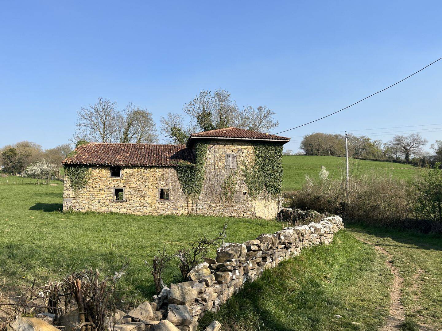 Ferme Basque ancienne à restaurer sur 2000 m² de terrain.
