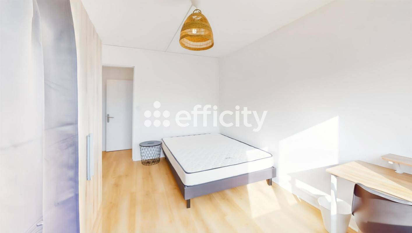 5 pièces 81 m² · à Pessac · 81 m² · 570 €
