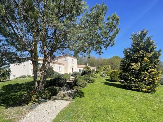Villa à vendre 599 720 € 9 pièces 5 chambres 290 m² 4 147 m² de terrain Nord Barbezieux-Saint-Hilaire 16300