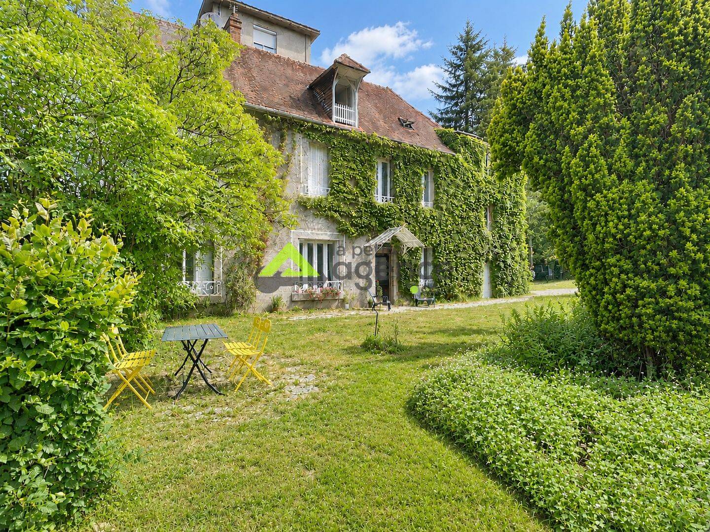 Maison 13 pièces 330 m² · à Aubusson · 330 m² · 320 000 €