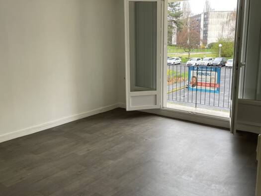 Appartement à vendre 163 000 € 3 pièces 2 chambres 64 m² Étage 1/4 Les Louvrais Pontoise 95300