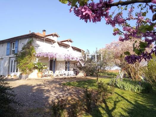 Ferme à vendre 276 120 € 10 pièces 7 chambres 249 m² 9 570 m² de terrain Damazan 47160