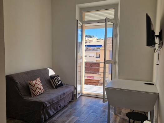 Appartement à louer 700 € 1 pièce 18 m² Étage 2/3 disponible dès maintenant Centre Vallauris 06220