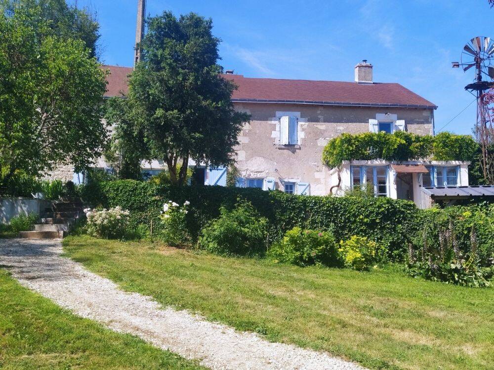 CHARMANTE PROPRIETE AVEC GITES SUR 2 HECTARES