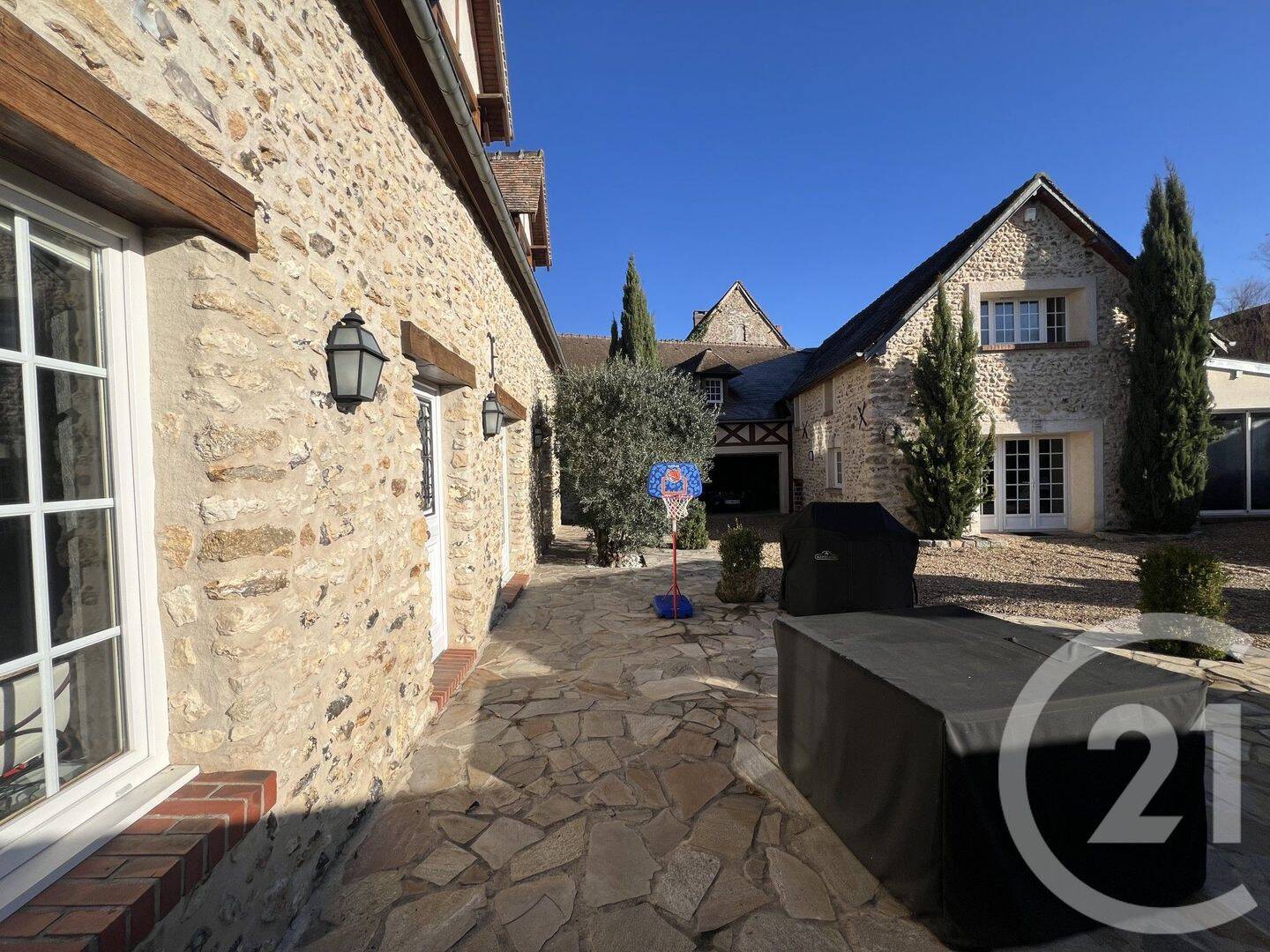 Maison 7 pièces 243 m² · à Chambray · 243 m² · 450 000 €