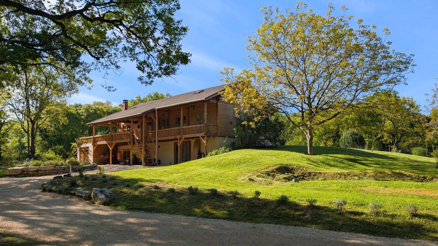 Exclusivité Autoire : Maison bois massif de 245 m² avec piscin