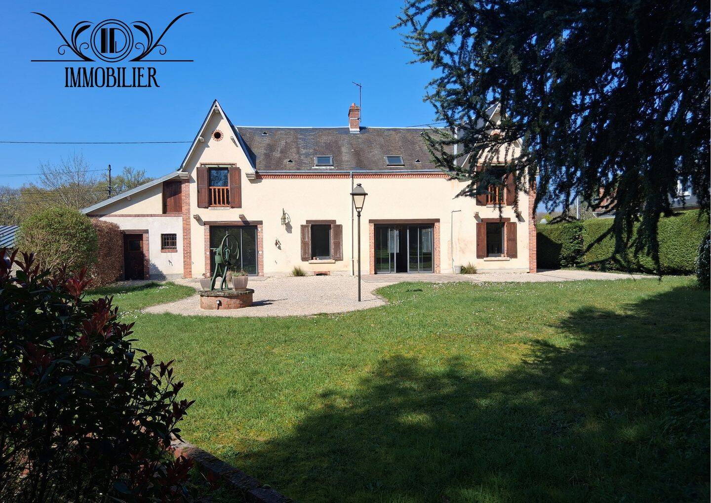 Maison 6 pièces 213 m² · à Les Choux · 213 m² · 1 100 €