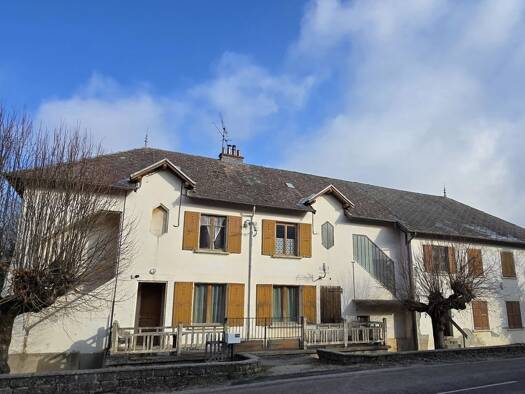 Villa à vendre 330 000 € 15 pièces 4 chambres 250 m² 3 270 m² de terrain Saint-Paul-lès-Monestier 38650