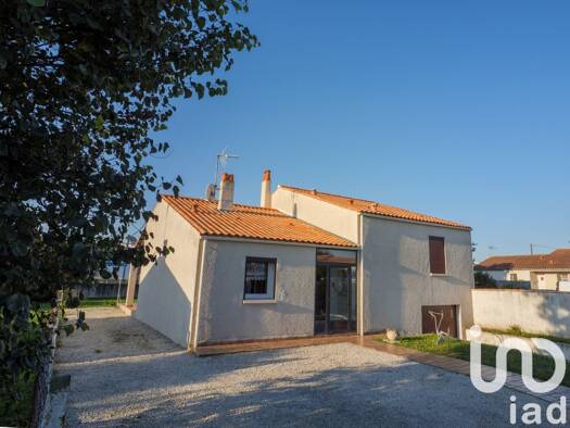 Maison de plain-pied à vendre 365 000 € 6 pièces 3 chambres 107 m² 666 m² de terrain Zone Activité Aytré 17440