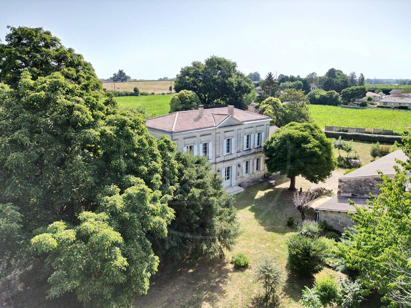 Maison 11 pièces 385 m² · à Créon · 385 m² · 865 000 €