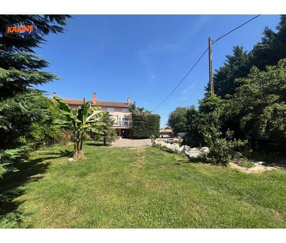Maison 8 pièces 325 m² · à Cailloux-sur-Fontaines · 325 m² · 650 000 €