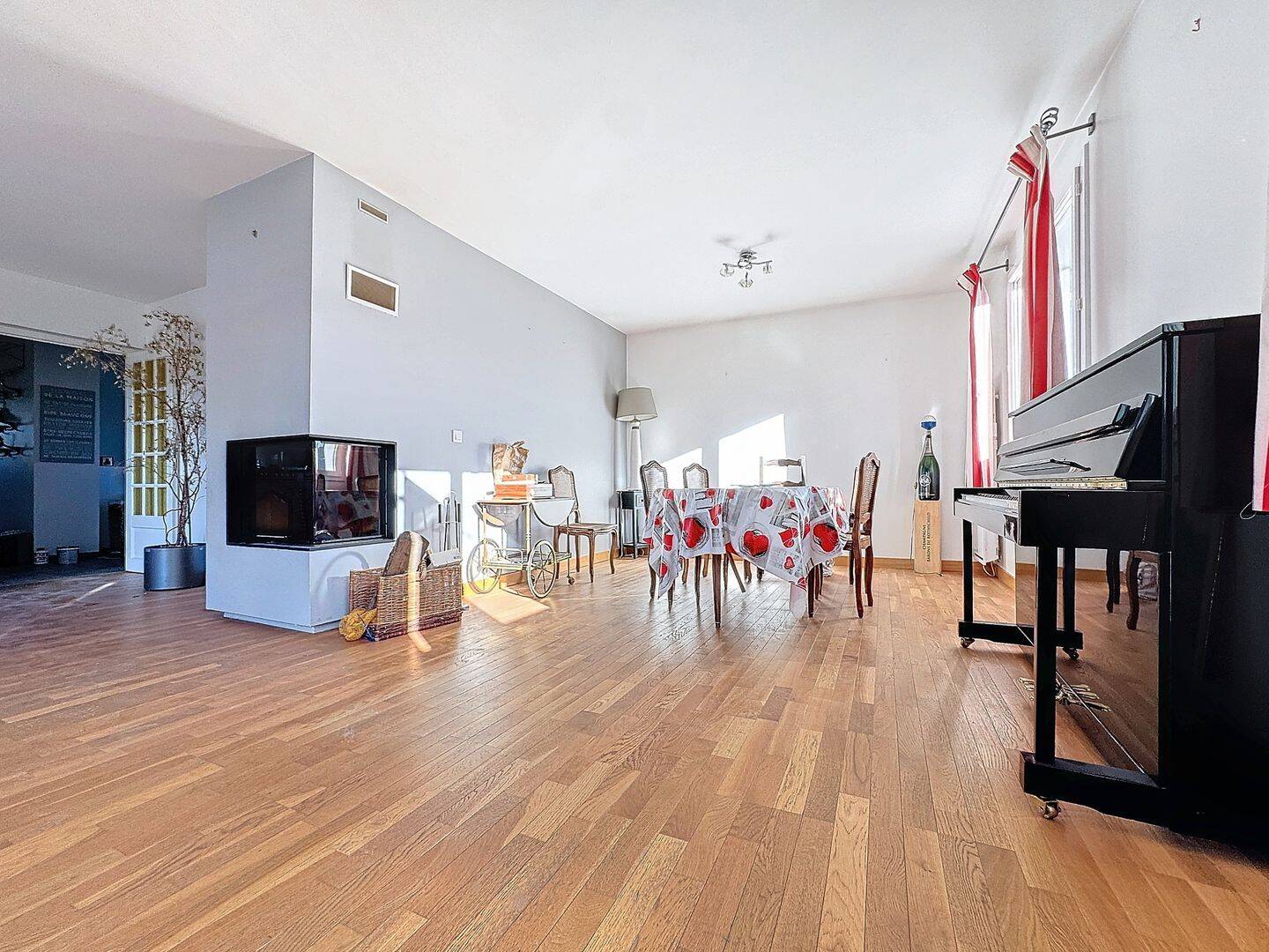 Maison 8 pièces 183 m² · à Saint-Genis-Pouilly · 183 m² · 695 000 €