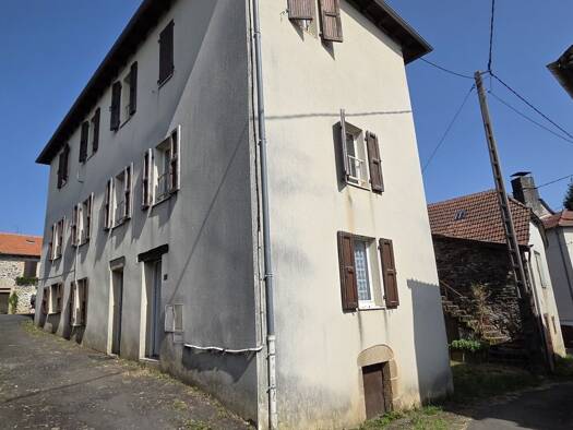 Maison à vendre 38 000 € 7 pièces 4 chambres 150 m² 89 m² de terrain Saint-Santin-Cantalès 15150