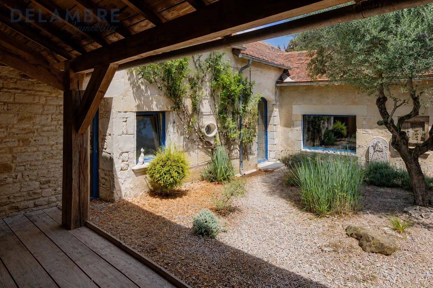 Maison 8 pièces 278 m² · à Luzé · 278 m² · 210 000 €