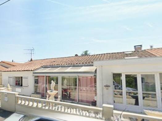 Maison de plain-pied à vendre 127 500 € 7 pièces 3 chambres 165 m² 440 m² de terrain Châteaubernard 16100