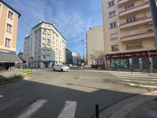 Boutique avec bail commercial 1 790 € 170 m² de surface de vente Villeurbanne 69100