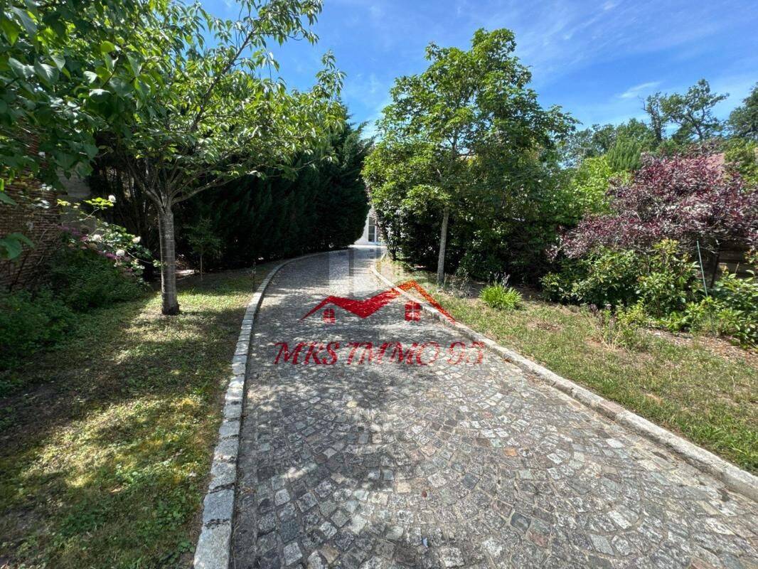 Maison 6 pièces 170 m² · à Lamorlaye · 170 m² · 699 000 €