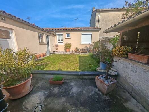 Maison de plain-pied à vendre 159 100 € 3 pièces 2 chambres 70 m² 241 m² de terrain Champ de Foire Cognac 16100