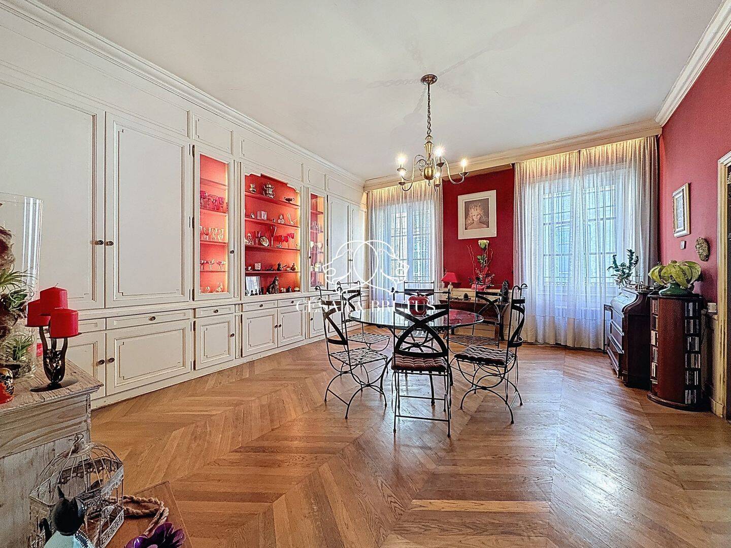 Maison 6 pièces 274 m² · à Thizy-les-Bourgs · 274 m² · 280 000 €