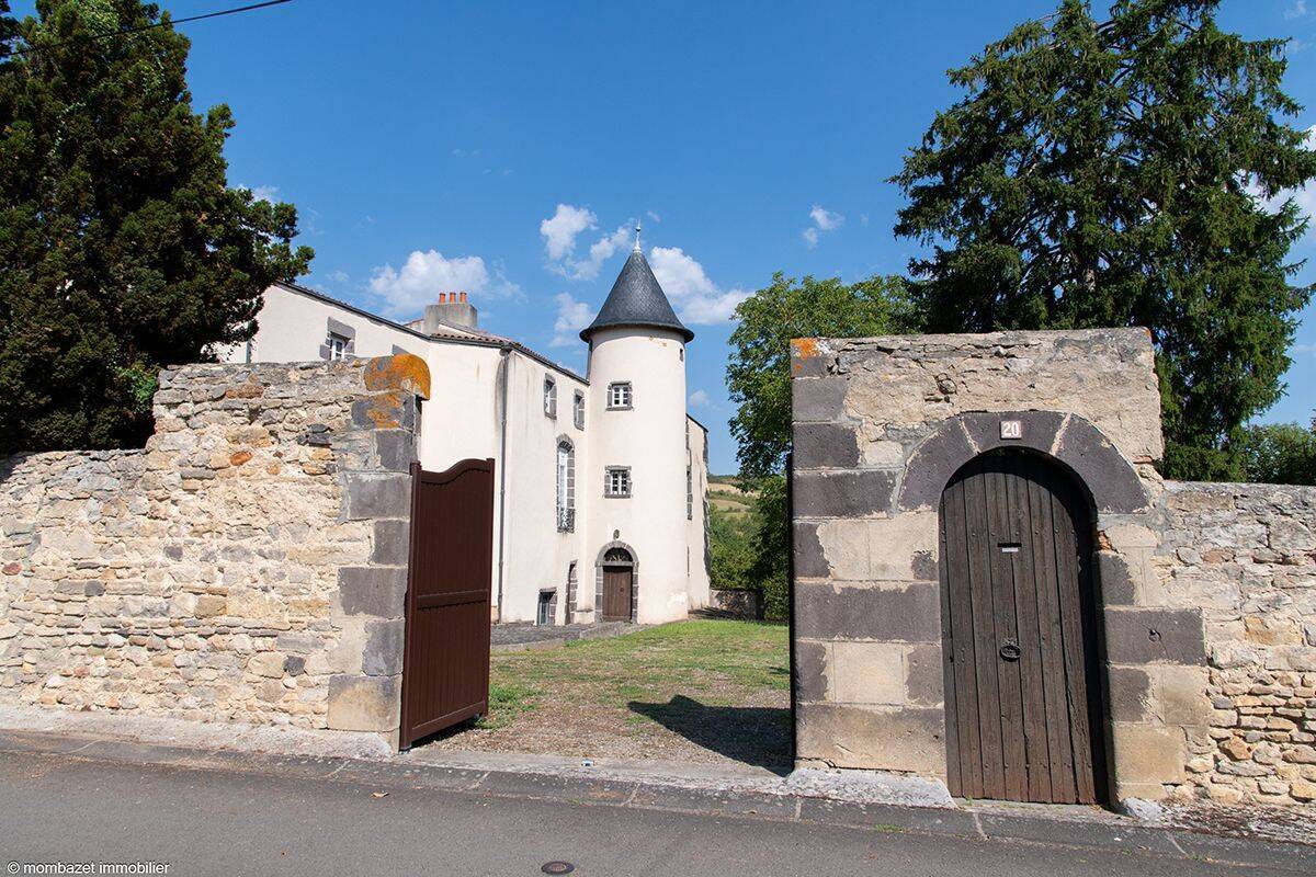 Maison 8 pièces 280 m² · à Yssac-la-Tourette · 280 m² · 539 700 €