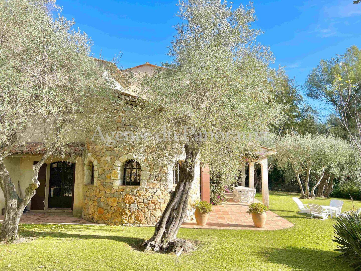 Maison 5 pièces 205 m² · à Spéracèdes · 205 m² · 1 390 000 €