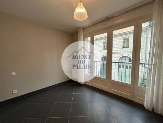 Appartement à louer 590 € 2 pièces 1 chambre 37,2 m² Étage 1/5 Pau 64000