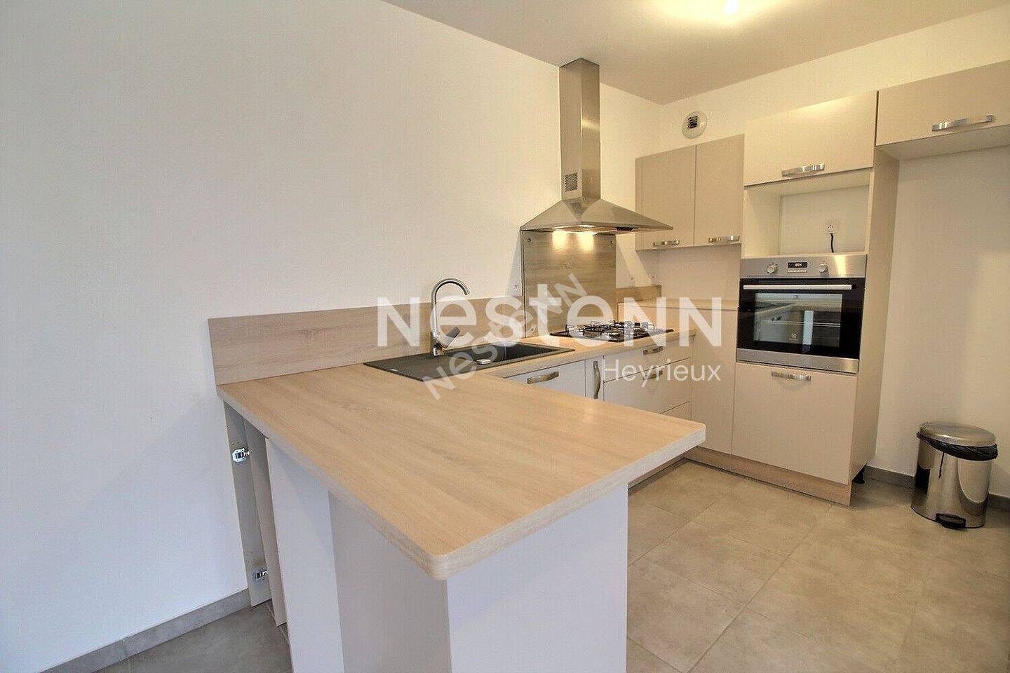Appartement 3 pièces 79 m² · à Saint-Pierre-de-Chandieu · 79 m² · 950 €