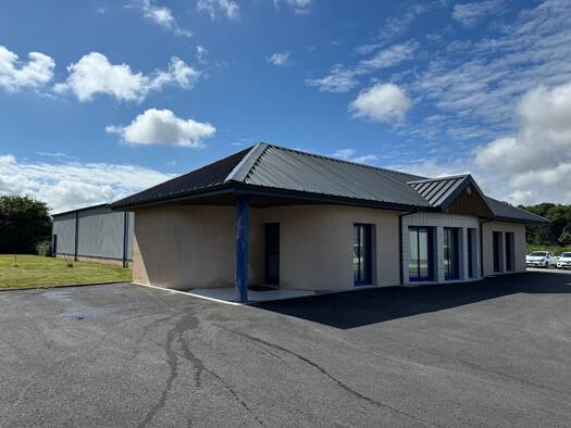 Local d'activités à louer 2 750 € 465 m² d'espace de stockage Plouvorn 29420