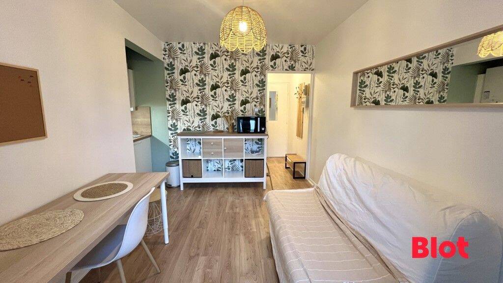 A LOUER - STUDIO MEUBLÉ - RENNES - CITÉ D'ALETH - 17.69m² — 1