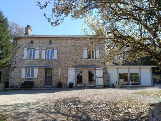 Maison à vendre 250 000 € 8 pièces 6 chambres 201 m² 14 250 m² de terrain Saint-Amand-Magnazeix 87290