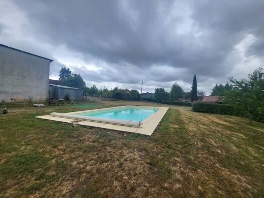 Propriété de loisirs à vendre 41 500 € 2 300 m² de terrain Ainay-le-Château 03360