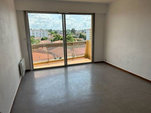 Appartement à louer 450 € 1 pièce 27 m² Étage 3/4 disponible dès maintenant Saint Pierre Dax 40100